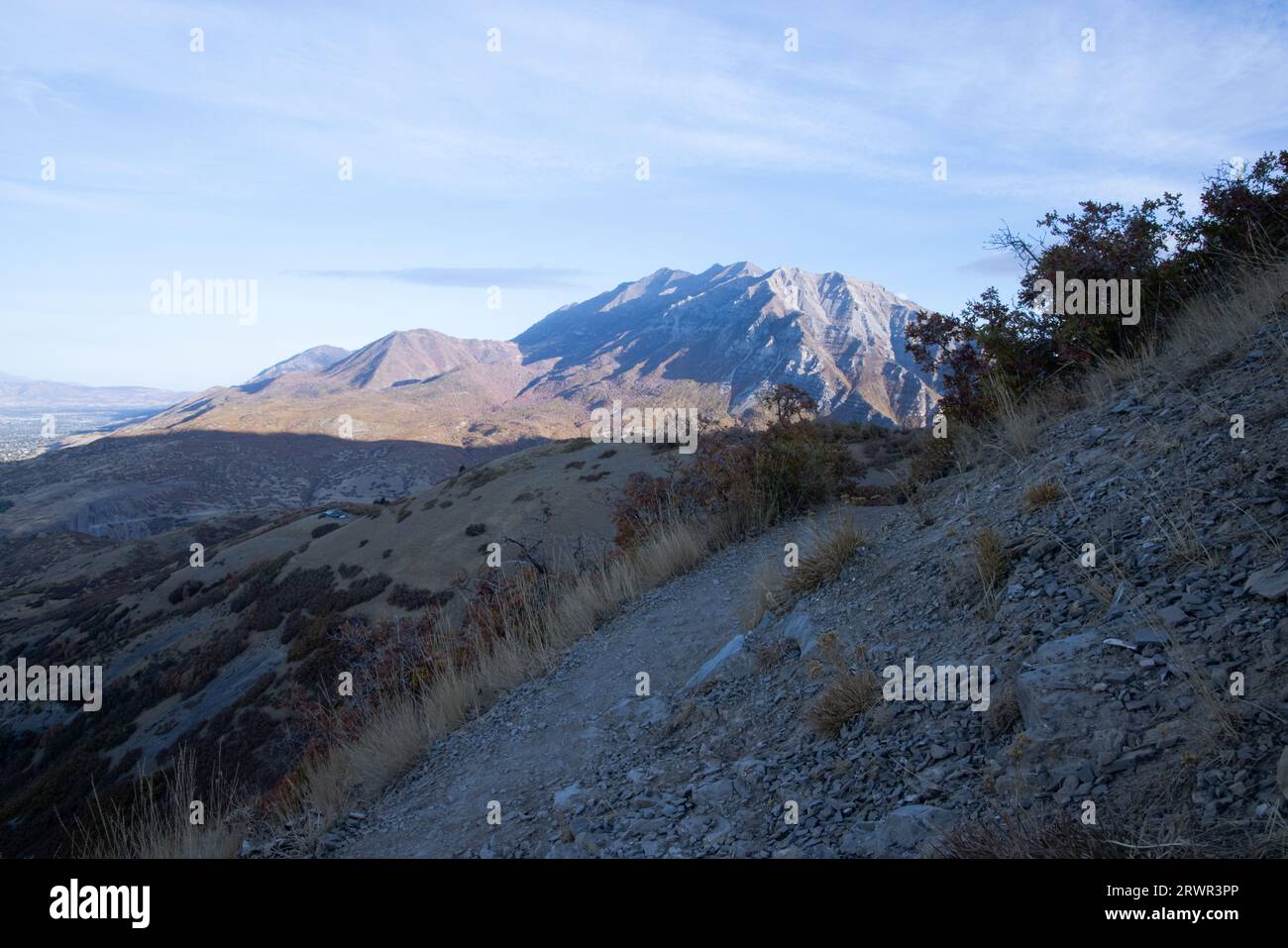 Landschaft des Mount timpanogos hinter einem Hügel auf einem Wanderweg Stockfoto