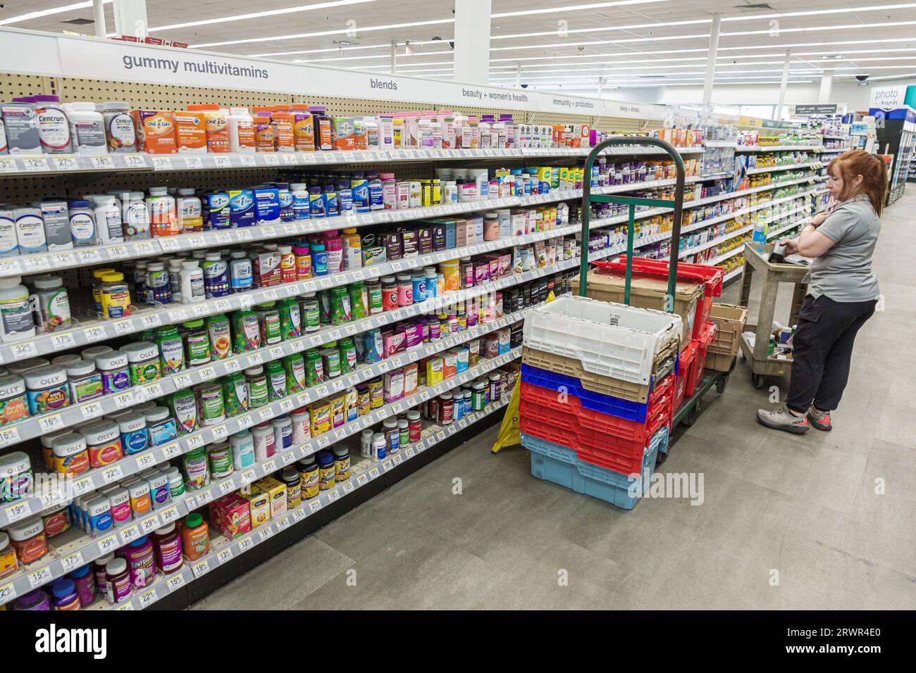 Miami Beach Florida, Walgreens Apotheke Drogerie, innen, Gang Ausstellungsverkauf, Regale, OTC Over the counter Medikamente, gummiartige Multivitamine Stockfoto Miami Beach Florida, Walgreens Apotheke Drogerie, innen, Gang Ausstellungsverkauf, Regale, OTC Over the counter Medikamente, gummiartige Multivitamine Stockfoto