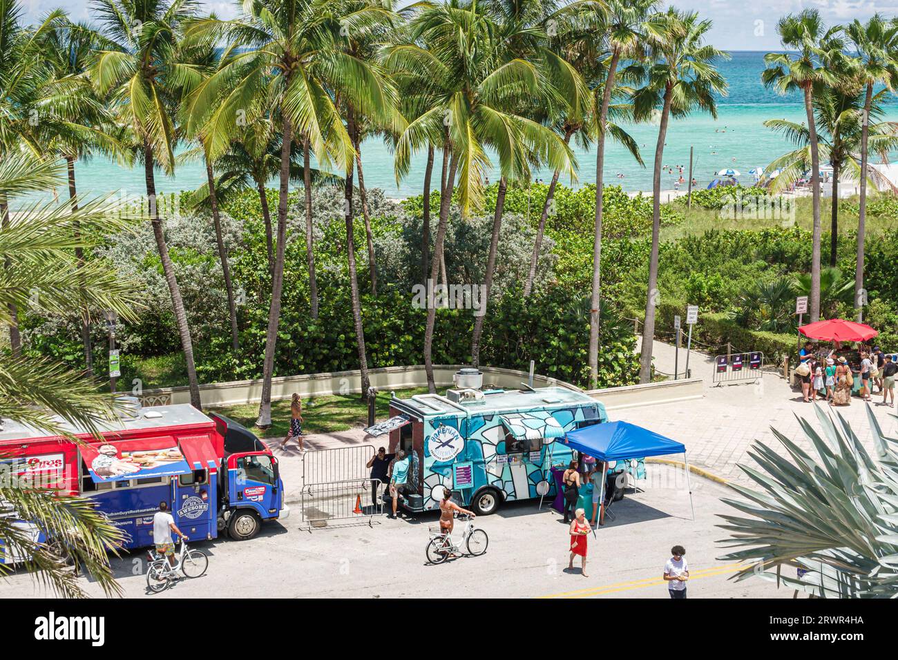 Miami Beach Florida, Ocean Terrace, 4. Juli, Feierlichkeiten zum Unabhängigkeitstag, Food Trucks, Atlantische Wasserpalmen Stockfoto