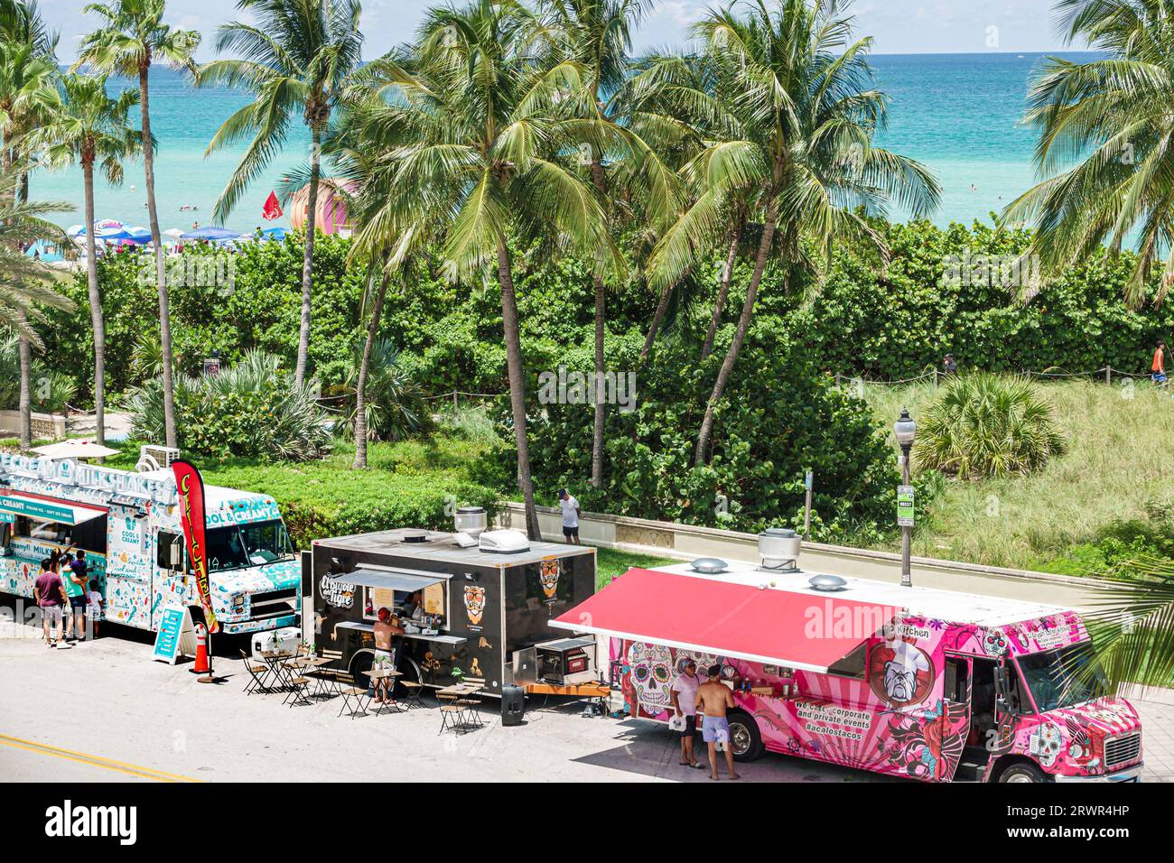 Miami Beach Florida, Ocean Terrace, 4. Juli, Feierlichkeiten zum Unabhängigkeitstag, Food Trucks, Atlantische Wasserpalmen Stockfoto