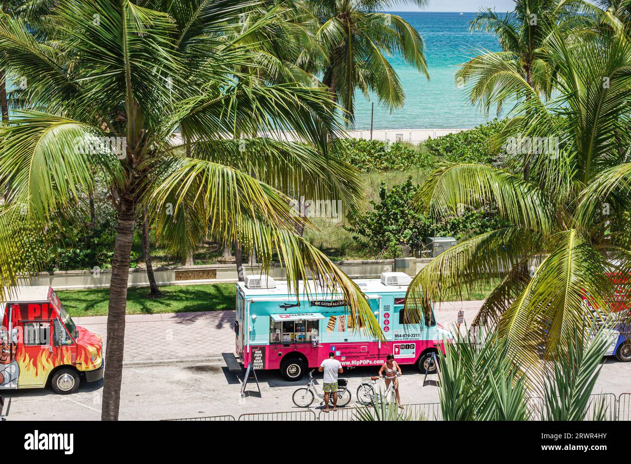 Miami Beach Florida, Ocean Terrace, 4. Juli, Feierlichkeiten zum Unabhängigkeitstag, Food Trucks, Atlantische Wasserpalmen Stockfoto