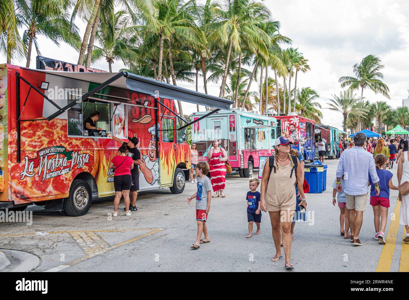 Miami Beach Florida, Ocean Terrace, 4. Juli Feierlichkeiten zum Unabhängigkeitstag, Food Trucks, Mann Männer, Frau Frauen, Dame, adul Stockfoto