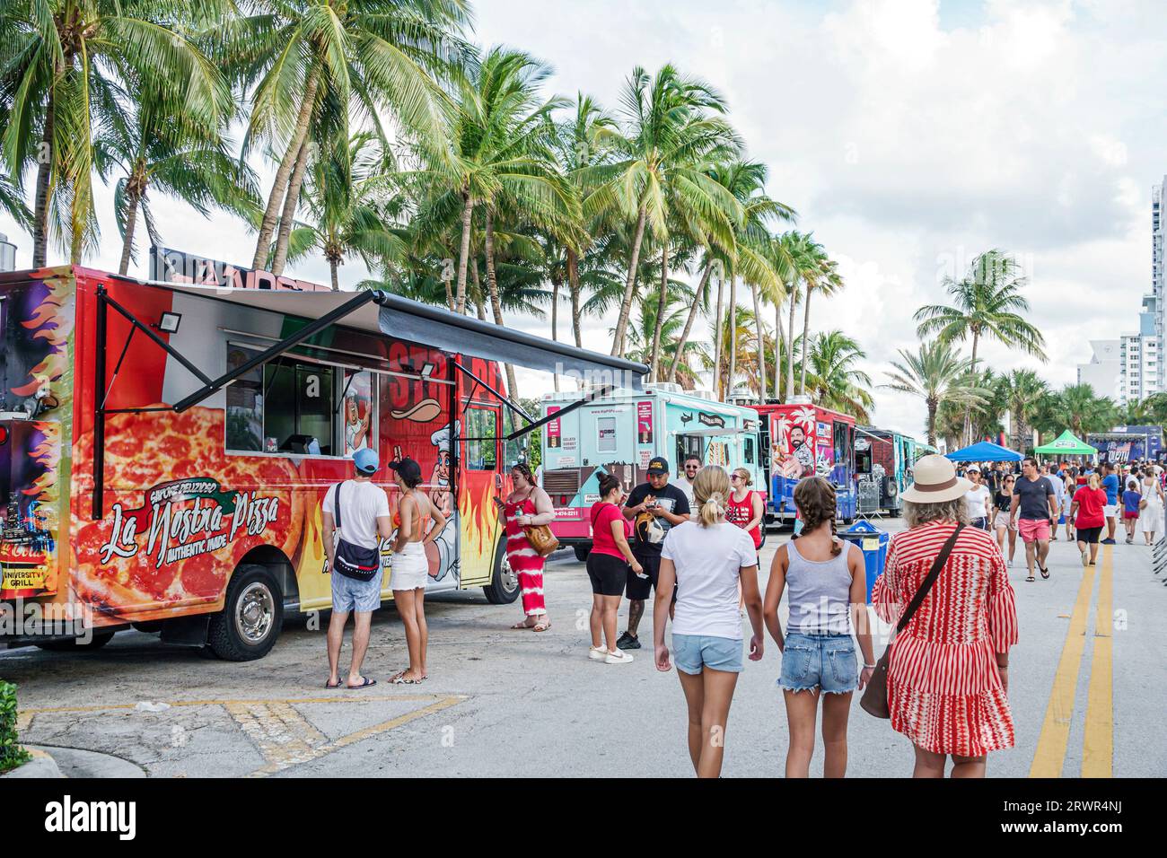 Miami Beach Florida, Ocean Terrace, 4. Juli Feierlichkeiten zum Unabhängigkeitstag, Food Trucks, Mann Männer, Frau Frauen, Dame, adul Stockfoto