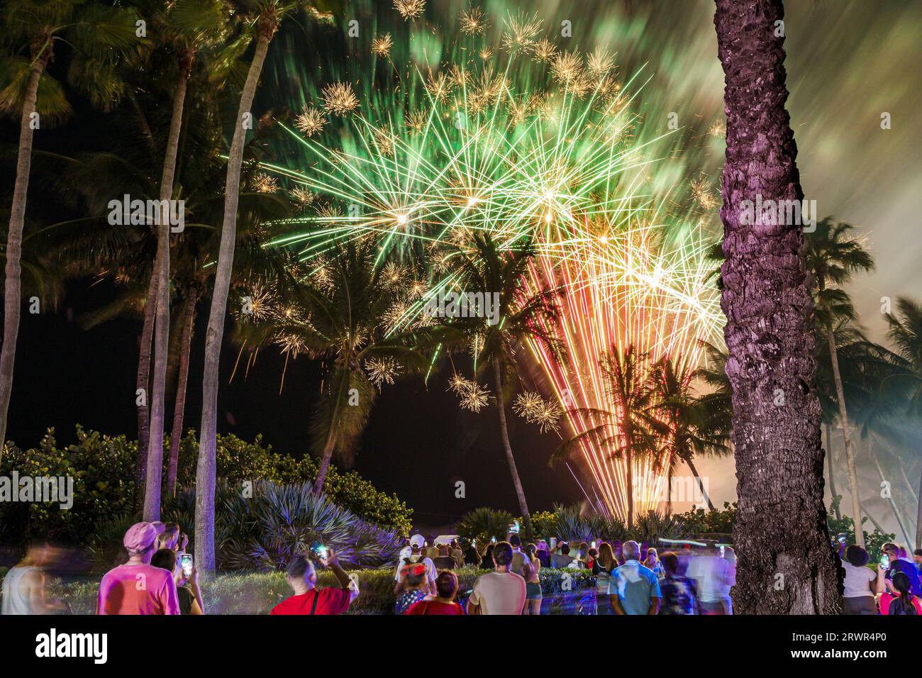 Miami Beach Florida, Ocean Terrace, 4. Juli Feierlichkeiten zum Unabhängigkeitstag, Feuerwerk, Männer, Frauen, Frauen, Frauen, Frauen, Erwachsene Stockfoto
