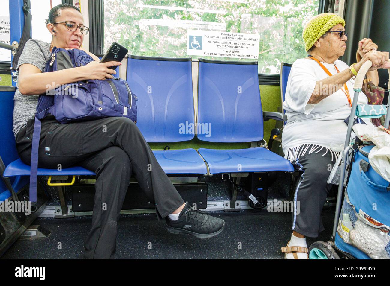 Miami Beach Florida, Miami-Dade Metrobus, öffentliche Verkehrsmittel, an Bord, Blick auf das Lesen von Smartphone, Frau Frau, Frau, Frau, Erwachsene, Resident Stockfoto