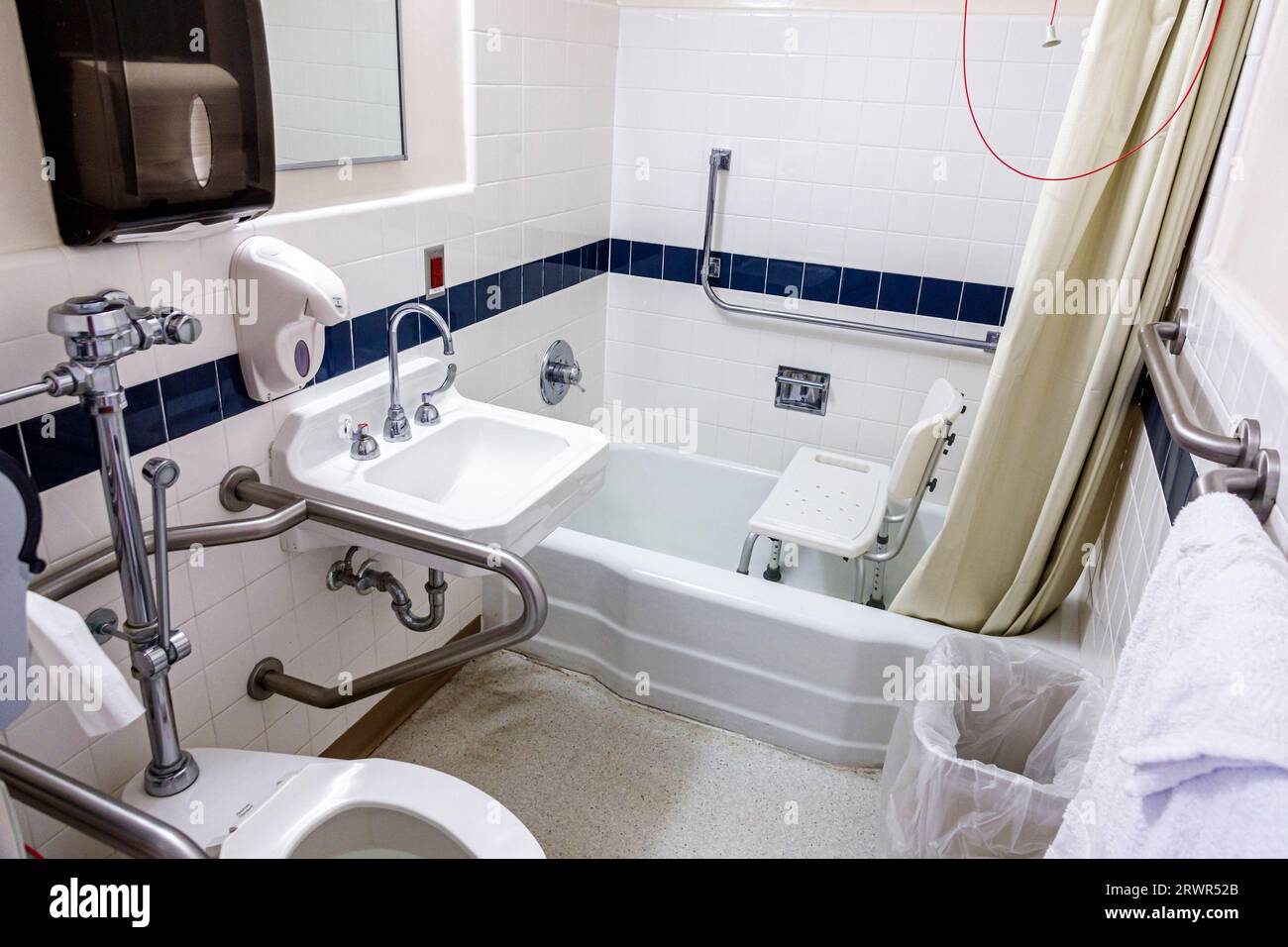 Miami Beach Florida, Krankenhaus Patientenzimmer, Badezimmer WC Waschbecken Badewanne Bars, innen innen innen Stockfoto