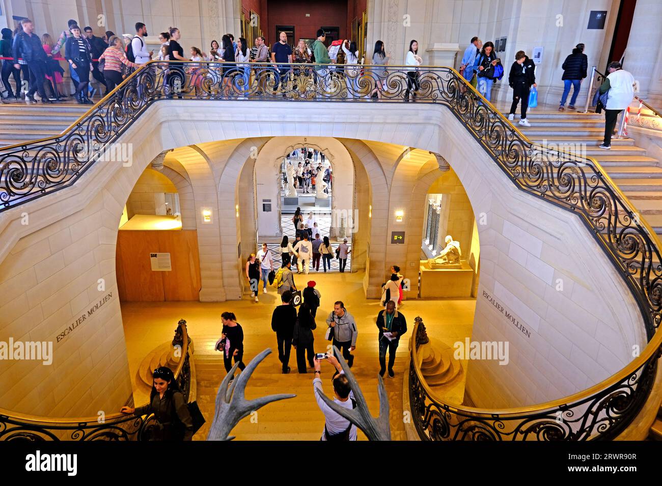 Gäste, die einen Besuch des Louvre in Paris Frankreich genießen Stockfoto