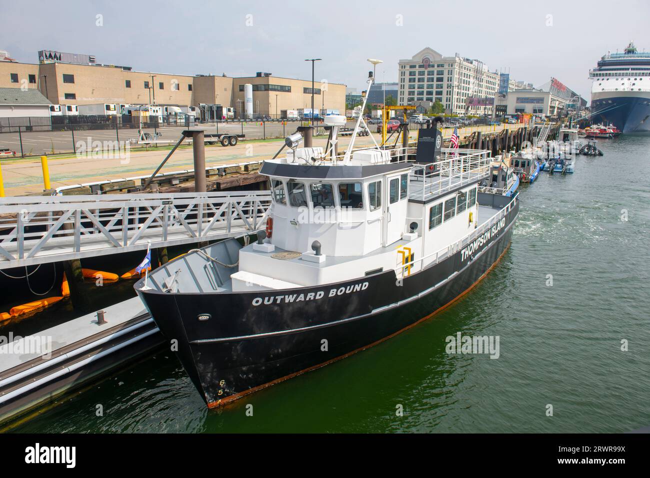Die Thompson Island Fähre NACH AUSSEN DOCKTE am Boston Cruise Port im Seaport District, Stadt Boston, Massachusetts, USA, an. Stockfoto