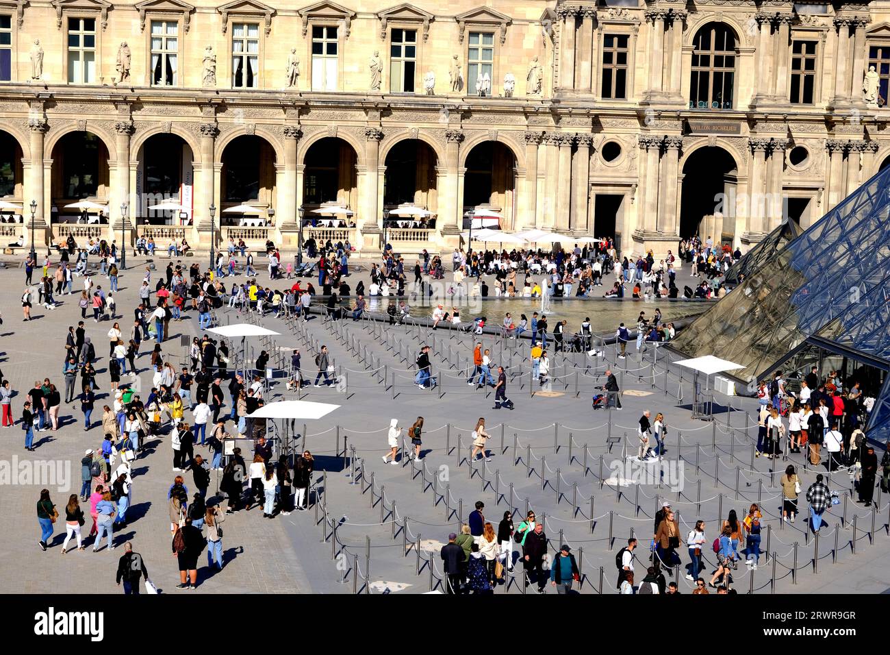 Leute, die sich auf den Besuch des Louvre in Paris Frankreich vorbereiten Stockfoto