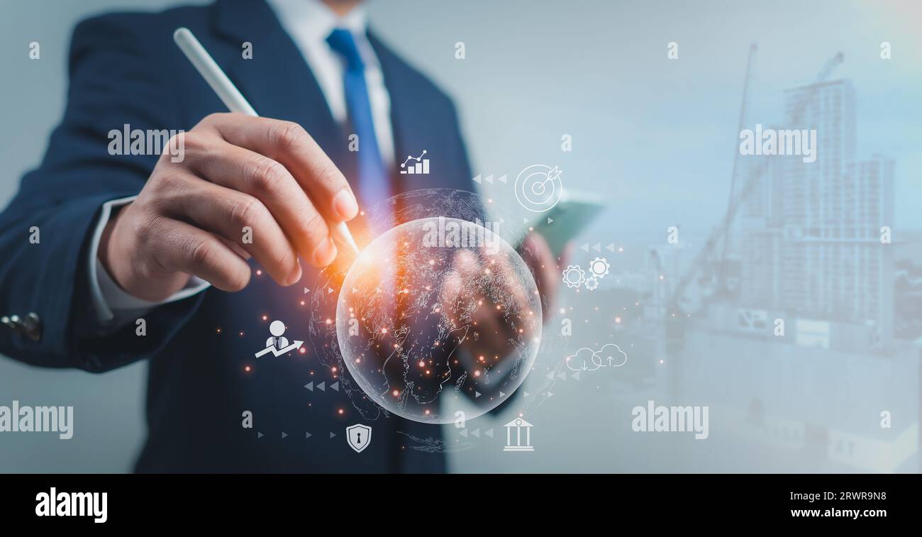 Geschäftsmann verwendet den Stift, um auf das globale virtuelle Geschäftskommunikationsnetzwerk zu zeigen. Anwendungstechnologie für globale Internetverbindungen von Digital BU Stockfoto