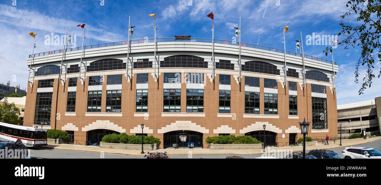 Newton, MA - 15. September 2023: Das Alumni Stadium ist die Heimat des Fußballteams Boston College Eagles. Stockfoto