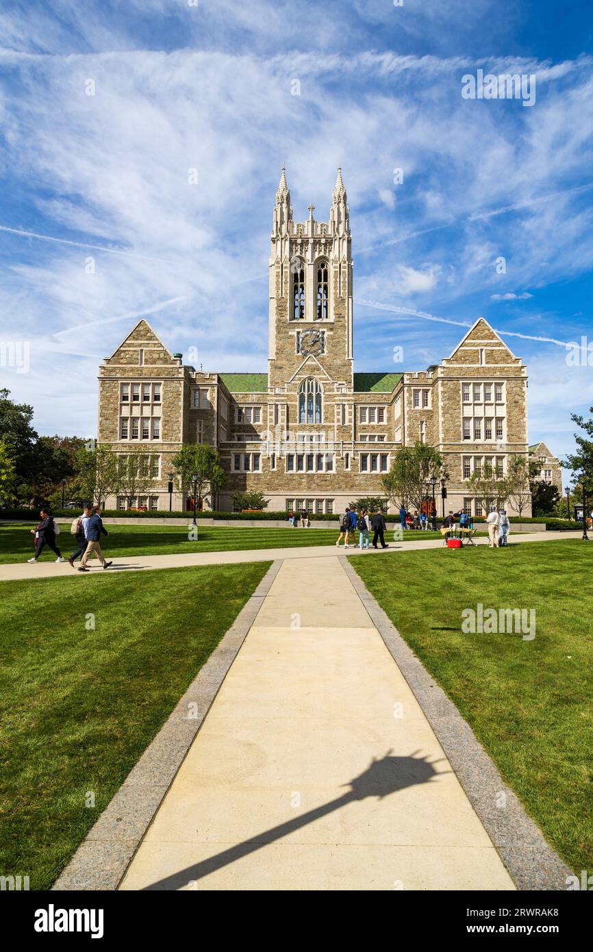 Newton, MA – 15. September 2023: Gasson Hall auf dem Campus des Boston College, entworfen von Charles Donagh Maginnis im Jahr 1908, repräsentiert das College gothi Stockfoto