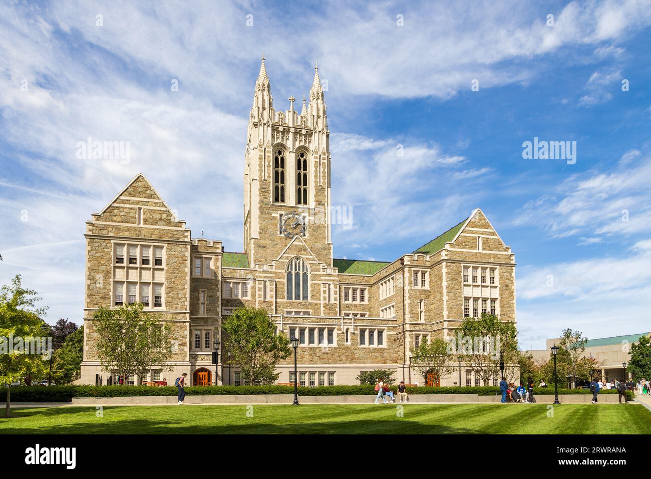 Newton, MA – 15. September 2023: Gasson Hall auf dem Campus des Boston College, entworfen von Charles Donagh Maginnis im Jahr 1908, repräsentiert das College gothi Stockfoto