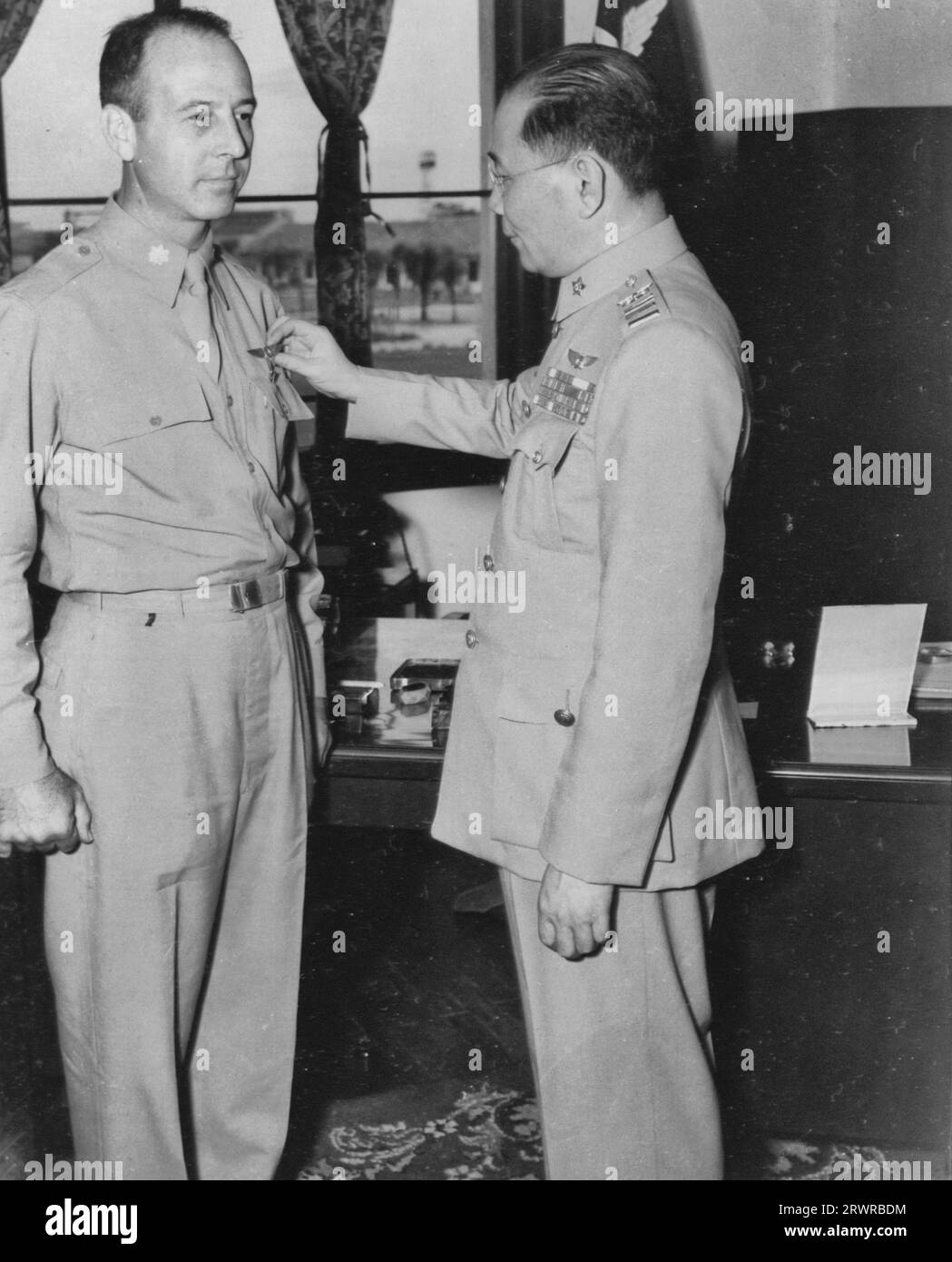 General Chow, Kommandierender General Der Chinesischen Luftwaffe, Pins Chinese Wings On Lt. Colonel Wendell Harris, Flight Surgeon, In Nanking, China Stockfoto
