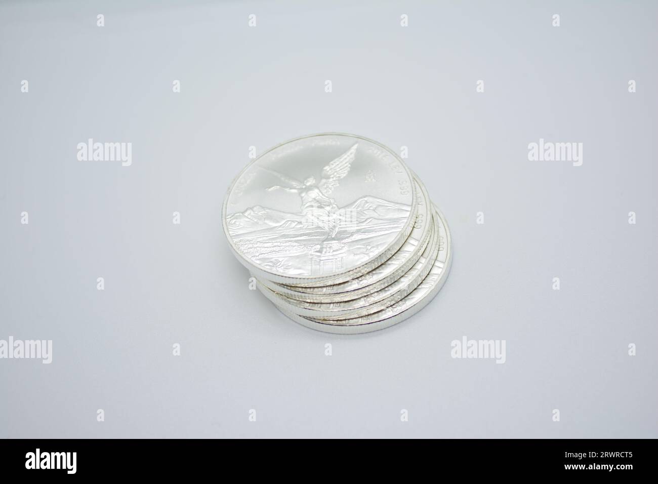 1 oz Silbermünze - mexikanische Libertad, mexikanische Silbermünzen, mexikanische Silbermünzen - Stapel, Investition, Silberinvestition, Invest in mexikanisches Silber, .999 Stockfoto