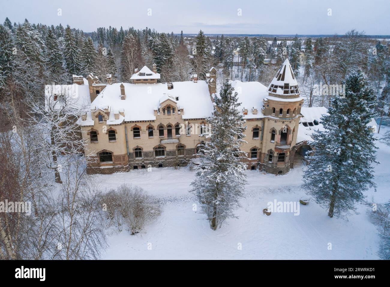 Altes verlassenes Herrenhaus des Eliseev-Anwesens (1912) in einer Winterlandschaft (Luftaufnahmen). Belogorka, Region Leningrad. Russland Stockfoto