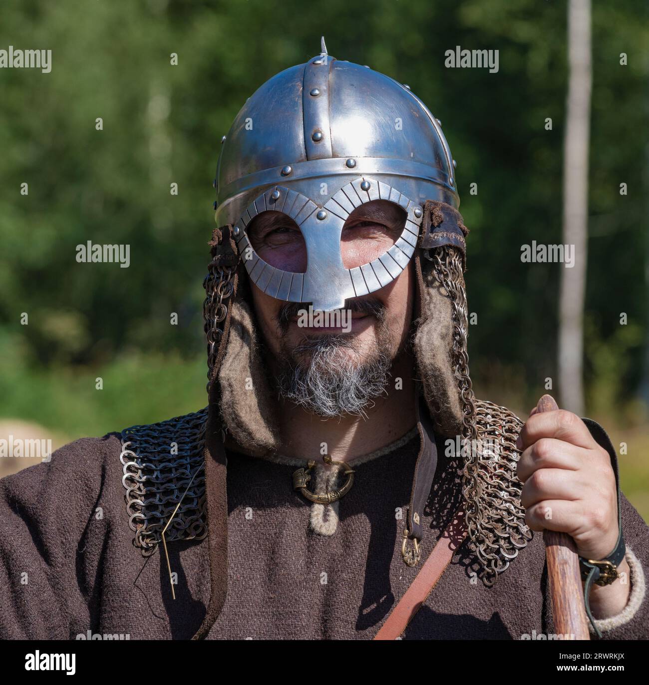 SHEVELEVO, RUSSLAND - 05. AUGUST 2023: Porträt eines frühmittelalterlichen Kriegers in einem Helm. Historisches Festival „Princely Brotherhood“ Stockfoto