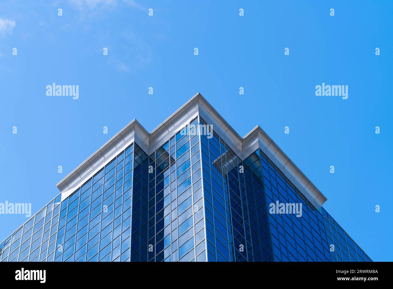 Abstrakte Ansicht der Stadtarchitektur und des Apartmentkomplexes, mit blauem Himmel Hintergrund, Melbourne, Australien. Stockfoto