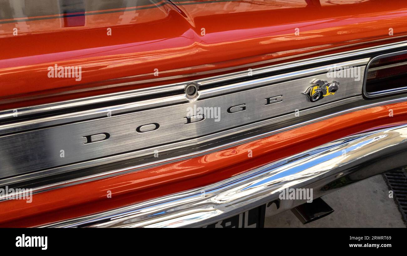 Bordeaux, Frankreich - 09 04 2023 : Dodge super Bee Muscle Auto Logo Marke und Textschild hinten im Retro-Oldtimer altes Auto amerikanisches Modell Stockfoto
