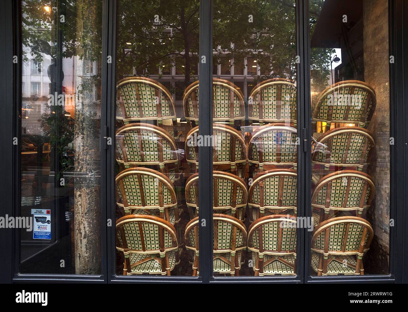 Stühle stapelten sich gegen das Fenster in einem Restaurant, Paris, Frankreich, Europa Stockfoto