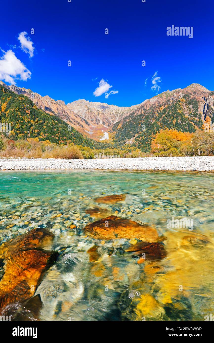 Kamikoji, die Hotaka-Bergkette im Herbstlaub und der klare Fluss Azusa Stockfoto