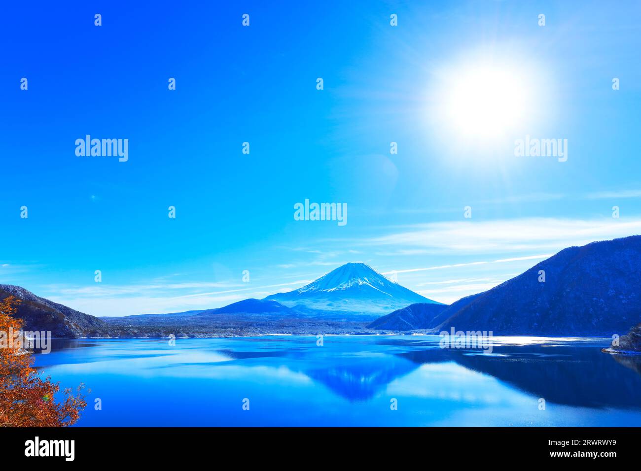 Fuji und die Sonne im Neuschnee auf dem Motosu-See im Herbst Stockfoto