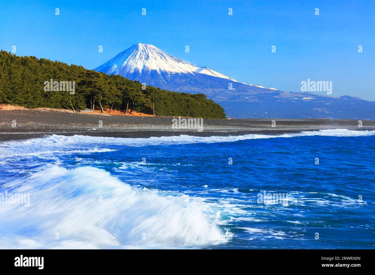 Mt. Fuji bei klarem Wetter mit den Wellen in Miho no Matsubara Stockfoto