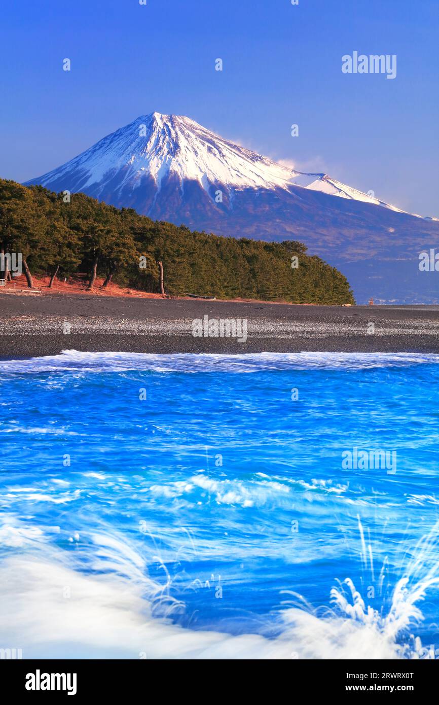 Mt. Fuji bei klarem Wetter mit den Wellen in Miho no Matsubara Stockfoto