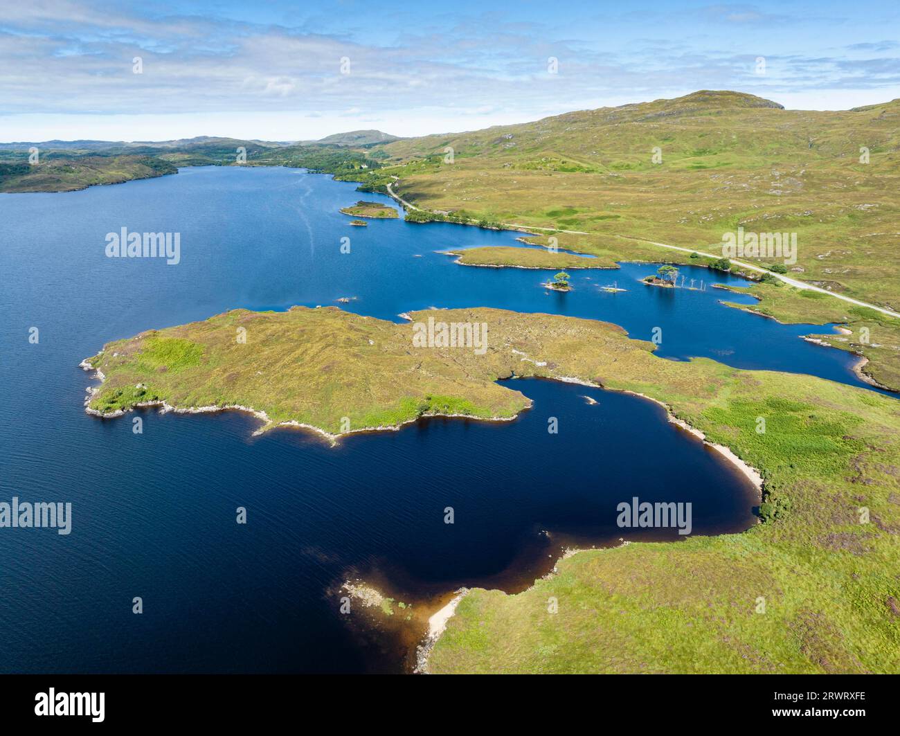 Luftaufnahme des Süßwasserlochs Loch Assynt, County Sutherland, Schottland, Vereinigtes Königreich, Europa Stockfoto