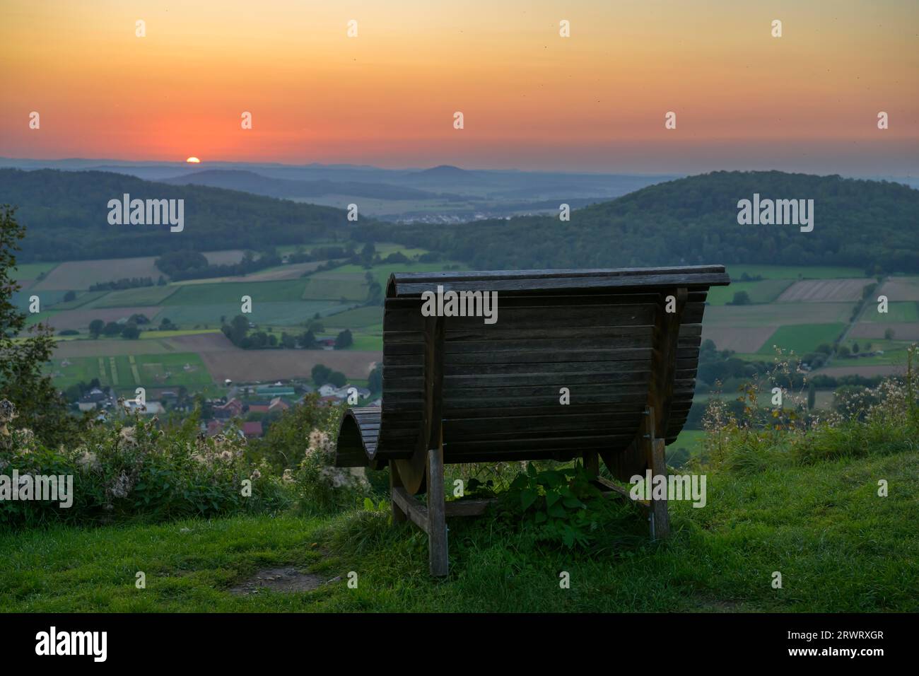 Holzliege im Sonnenuntergang, Niedensteiner Kopf, Niedenstein, Hessen, Deutschland, Europa Stockfoto