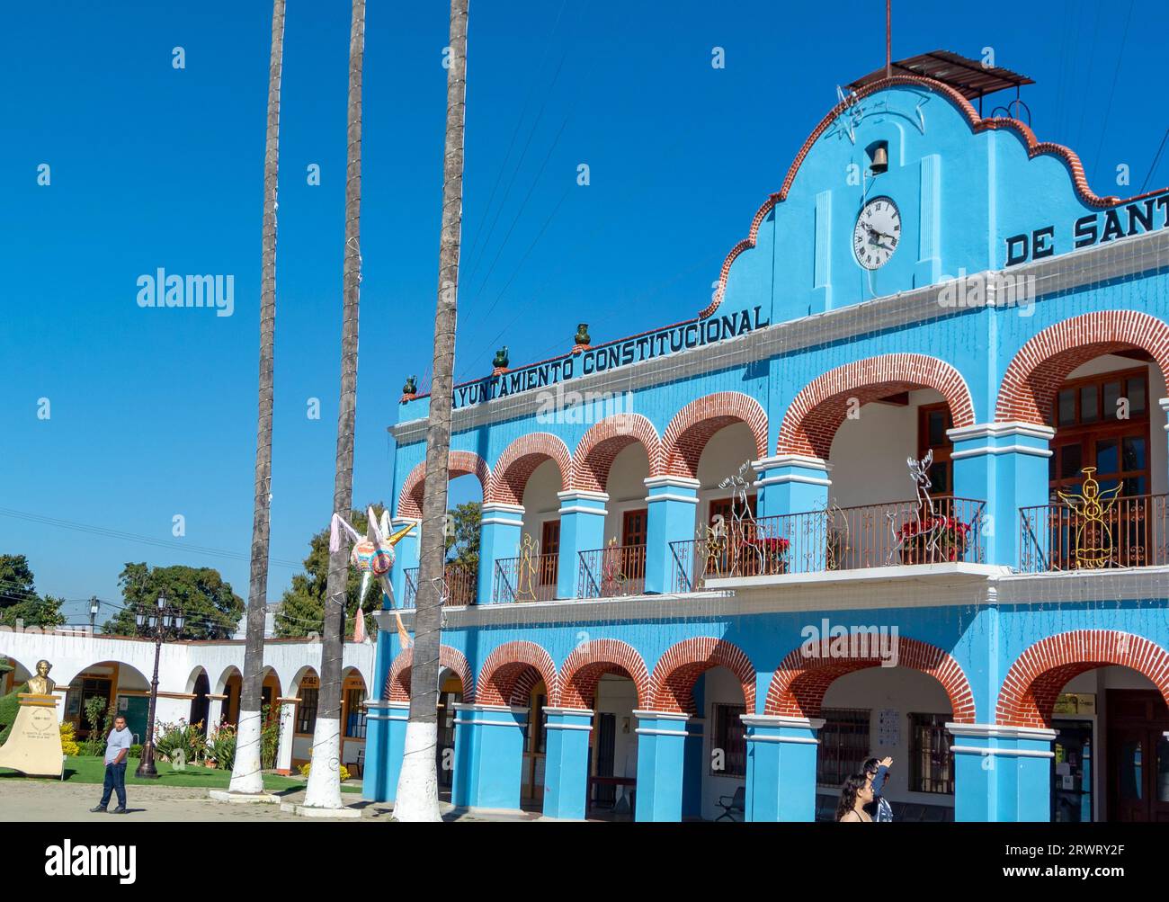 El Tule, Oaxaca, Mexiko, die Fassade des Rathauses in kolonialer Architektur. Nur Editorial. Stockfoto