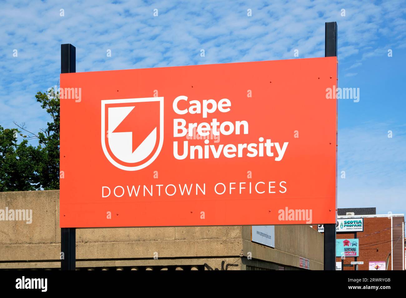 Schild der Cape Breton University vor den Büros in Sydney Nova Scotia. Die CBU und andere kanadische Universitäten sind dafür kritisiert worden Stockfoto