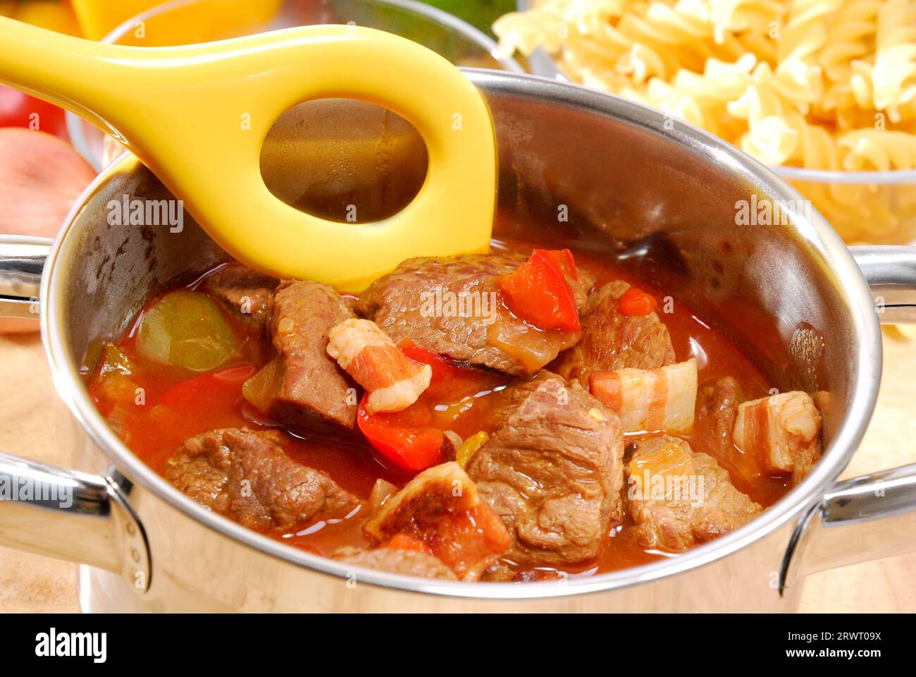 Gulasch im Topf Stockfoto