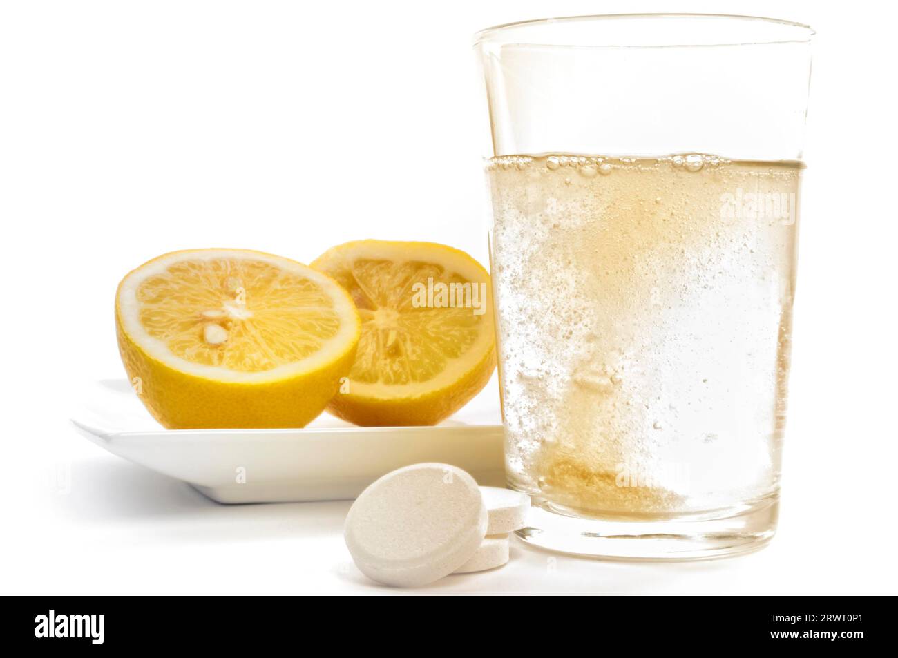 Vitamin-C-Brausetablette und Zitronen Stockfoto