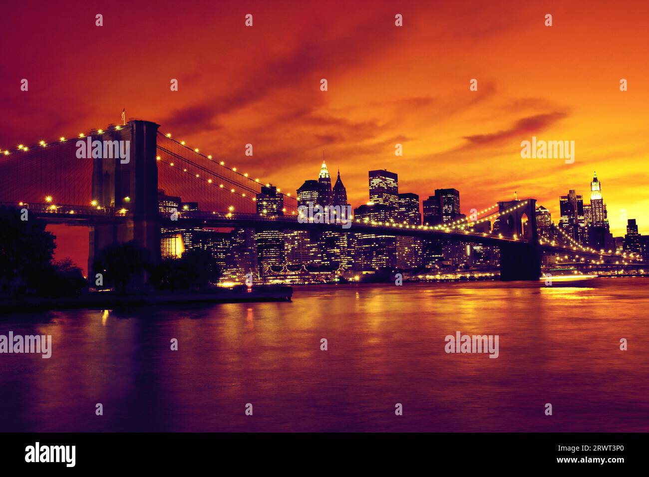 Brooklyn Bridge und Manhattan bei Sonnenuntergang, New York, Orange Stockfoto