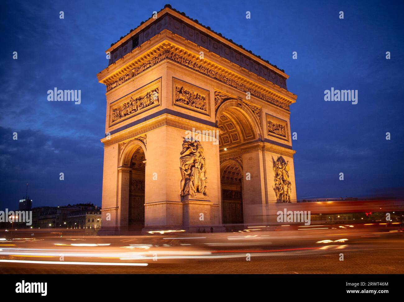 Rush Hour Traffic fährt rund um den Arc de Triomphe in Paris, Frankreich Stockfoto