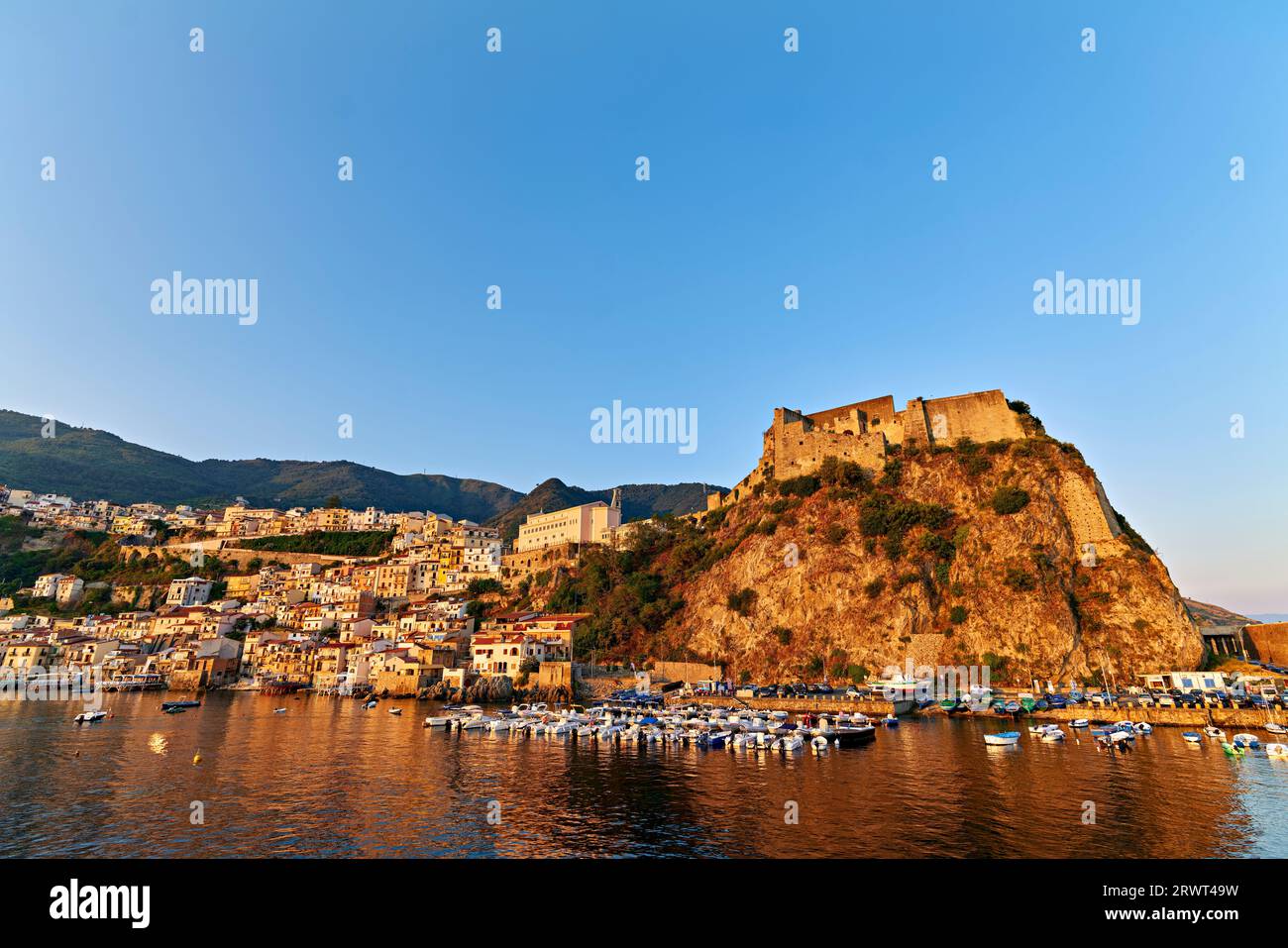 Scilla. Das Fischerdorf Chianalea Calabria Italien bei Sonnenaufgang und die Burg Ruffo hoch auf den Klippen Stockfoto