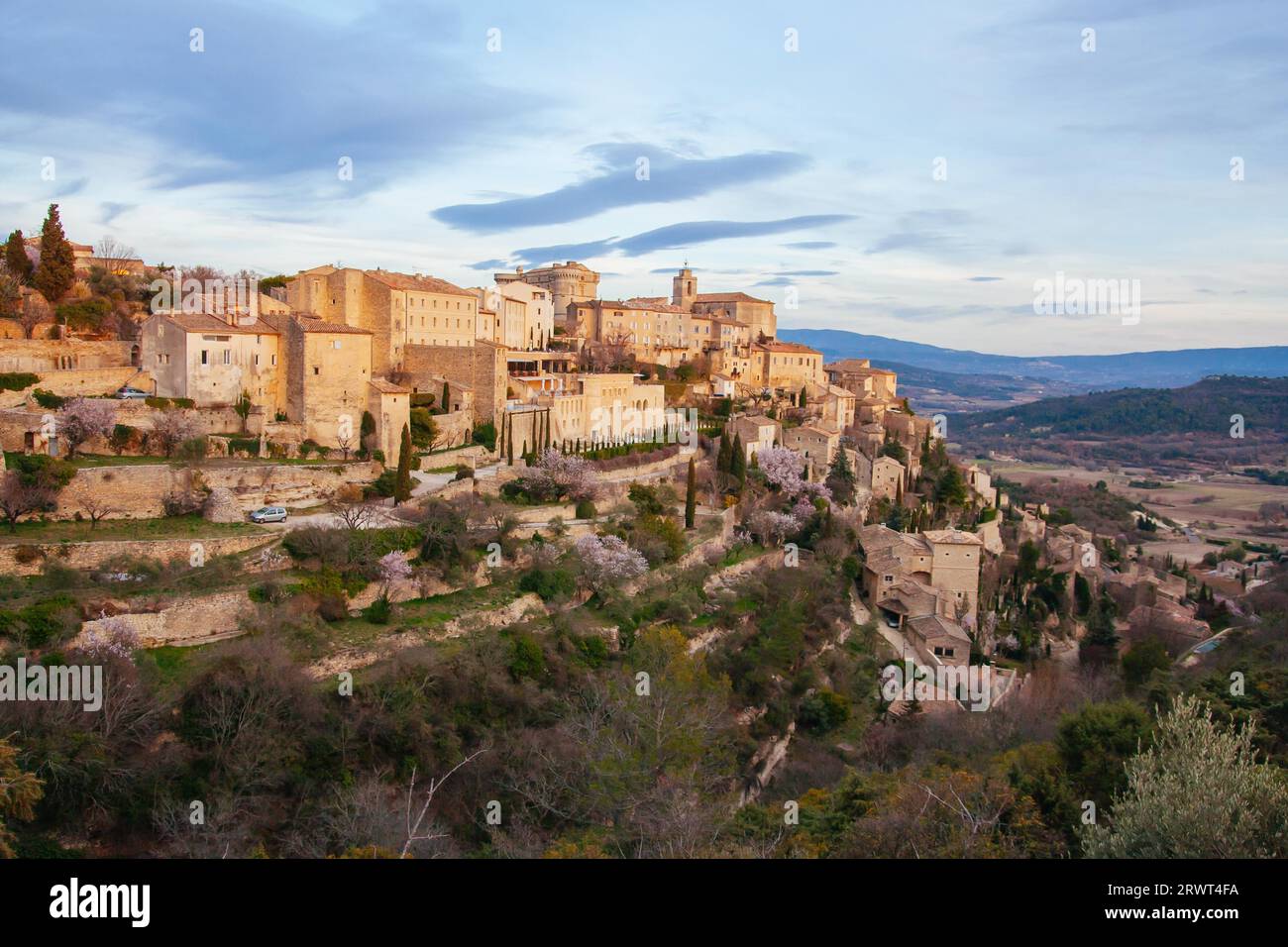 Blick über die historische Stadt Gordes an einem Wintertag in der Provence, Frankreich Stockfoto