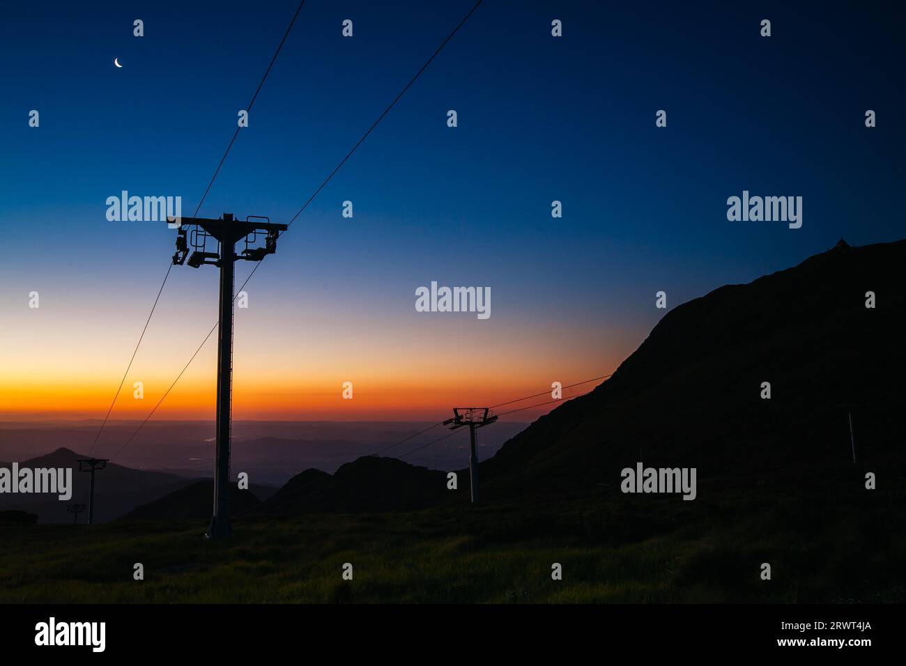 Ein Skilift unter dem Sternenhimmel des Sommers am Mt Buller im Victorian High Country, Australien, Ozeanien Stockfoto