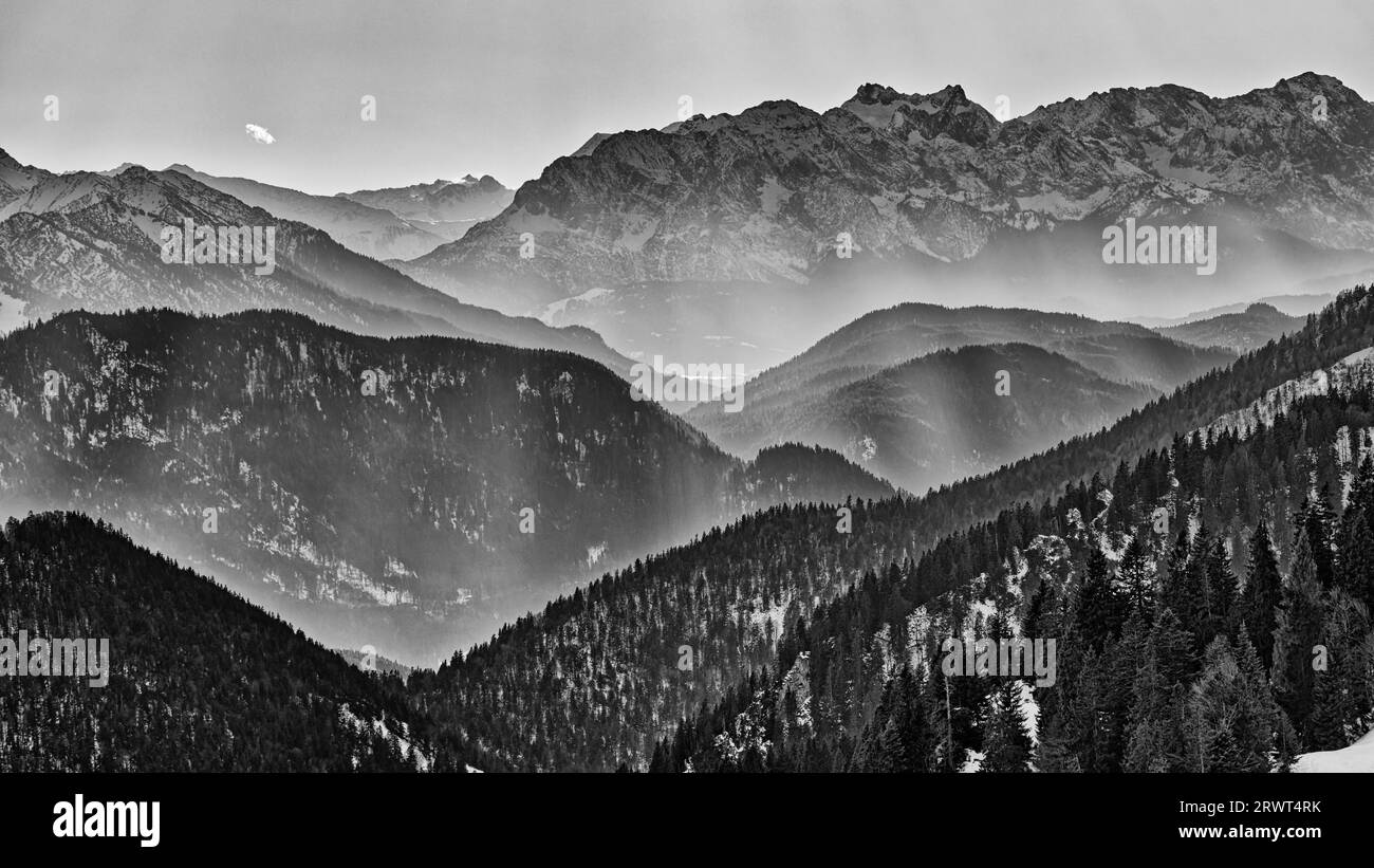 Blick von Brauneck, Berggipfel mit Nebel, schwarz-weiß, Brauneck, Bayern Stockfoto