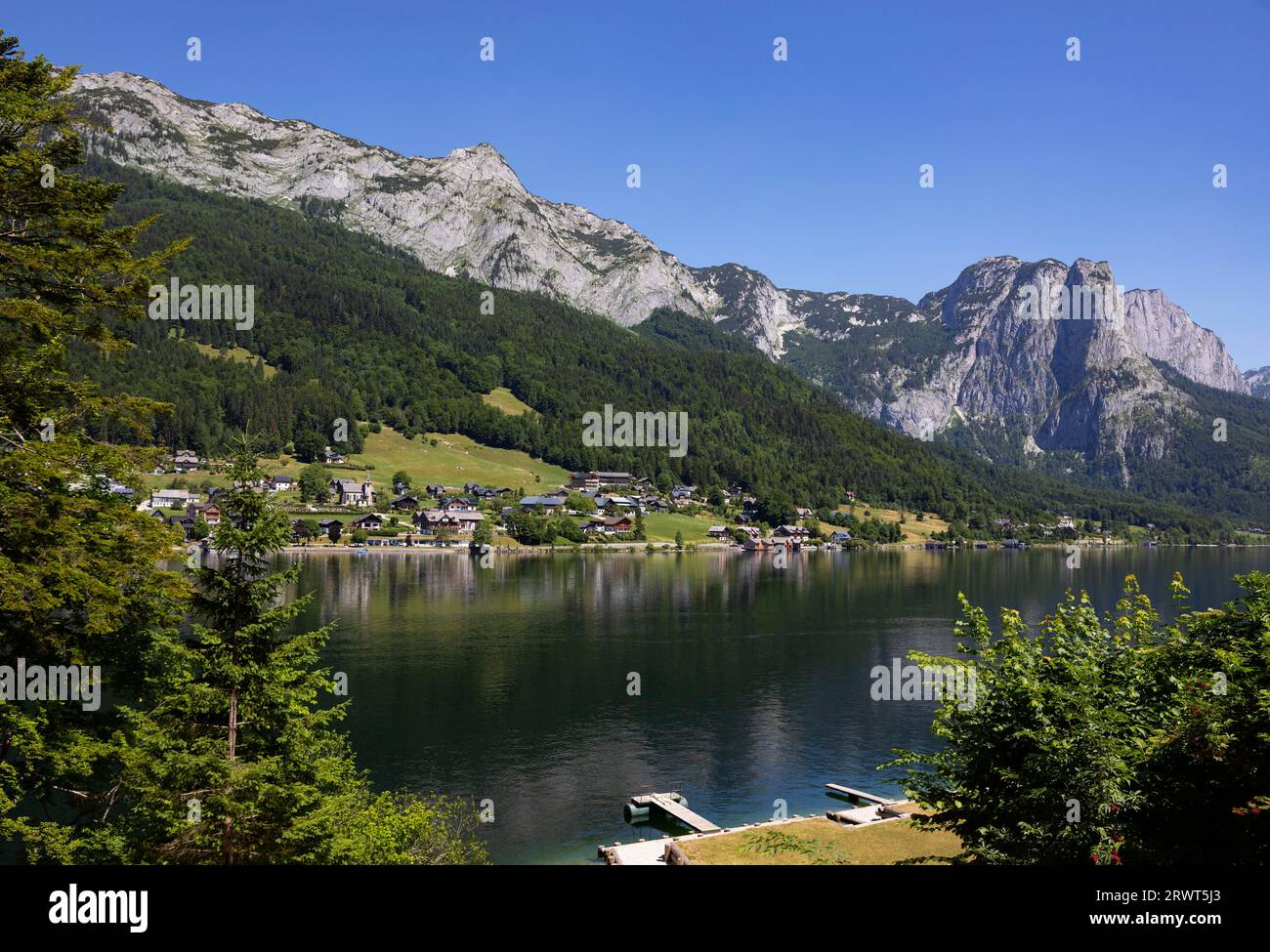 Grundlsee mit Dorf Grundlsee, Backenstein im Toten Gebirge, Ausseerland, Salzkammergut, Steiermark, Österreich, Europa Stockfoto