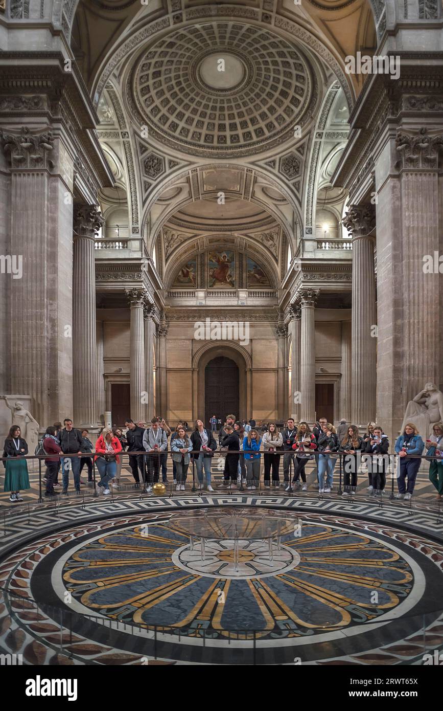 Das Innere des Panthéon, erbaut von 1764 bis 1790, vor dem Foucault-Pendel des französischen Physikers Léon Foucault, 1819-1868, Paris, Frankreich, Europa Stockfoto