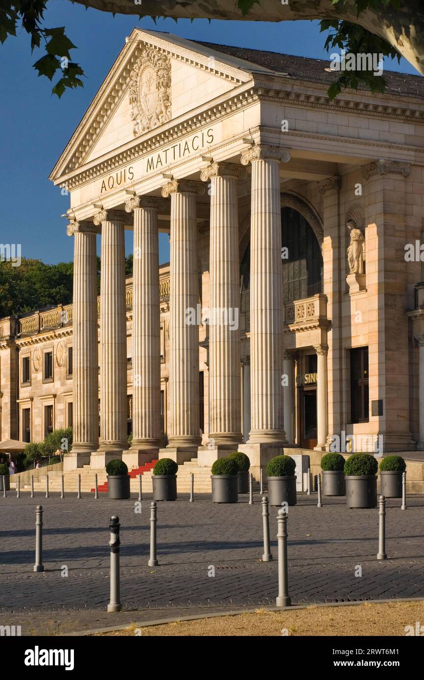 Das neue Kurhotel Wiesbaden wurde 1907 von Friedrich von Thiersch im historischen Stil erbaut. Das neue Wellnesshotel Wiesbaden wurde im historischen Stil erbaut Stockfoto