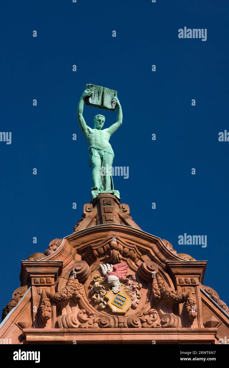 Die Statue auf dem Giebel des Wiesbadener Presshauses, in dem sich der Wiesbadener Kurier und das Wiesbadener Tagesblatt befinden. Die Statue an der Fassade von Stockfoto