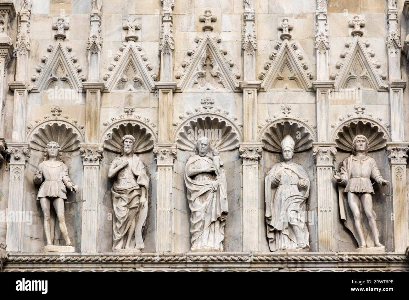 Die Renaissancefiguren Mariens mit Kind und Heiligen von Tommaso Rodari und seinen Brüdern aus der Fassade der Kathedrale Santa Maria Maggiore Stockfoto
