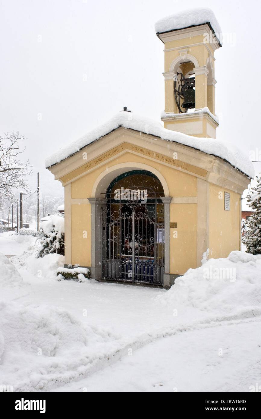 Eine Kapelle mit einem Weihnachtsbett in Schnefall, Brinzio, Varese, Lombardei, Italien, Europa Stockfoto