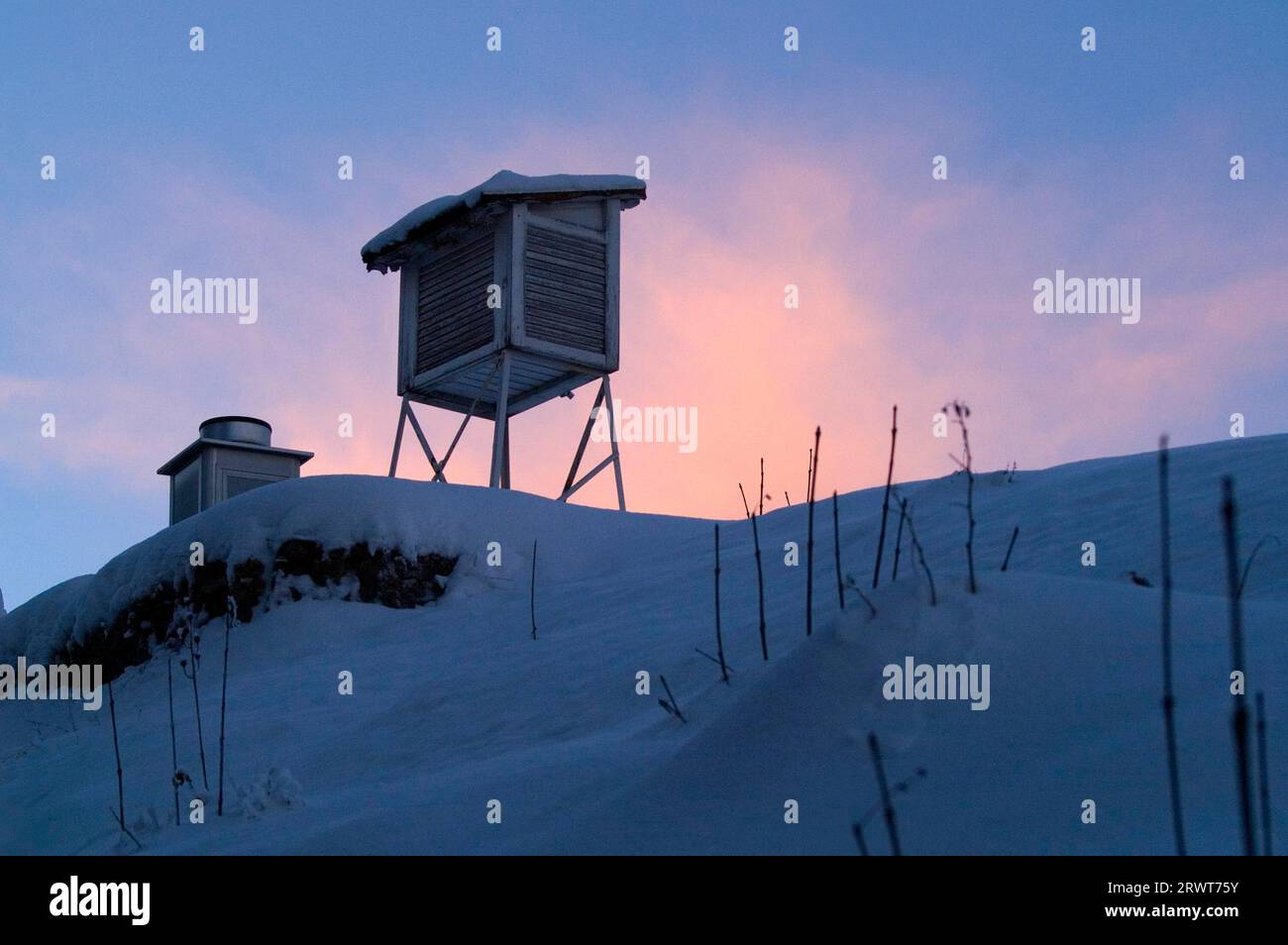 Eine Wetterstation im Winter in Campo dei Fiori, Varese, Italien Stockfoto