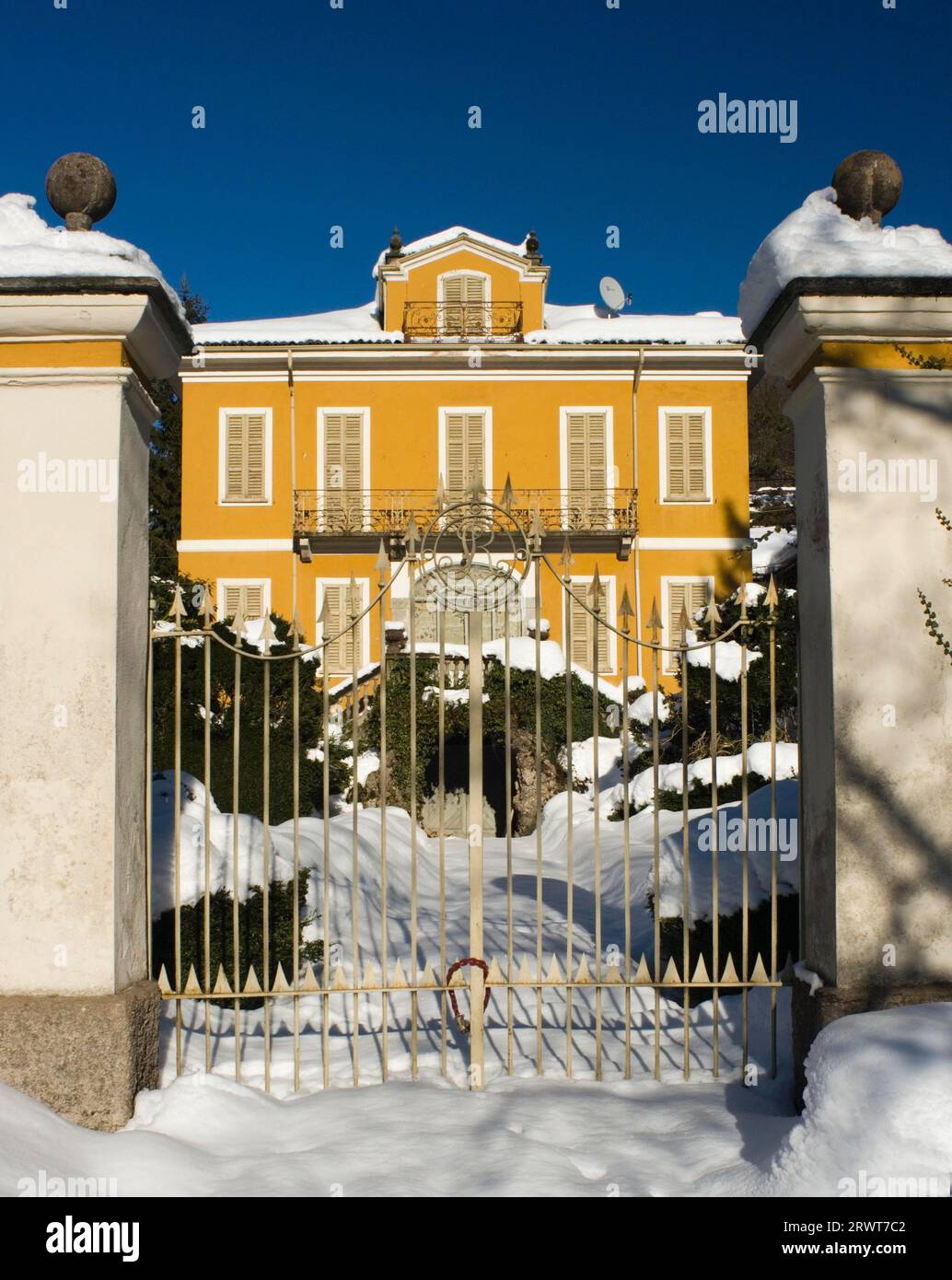 Eine verschlossene Villa in Brinzio, Varese, Lombardei, Italien, Europa Stockfoto