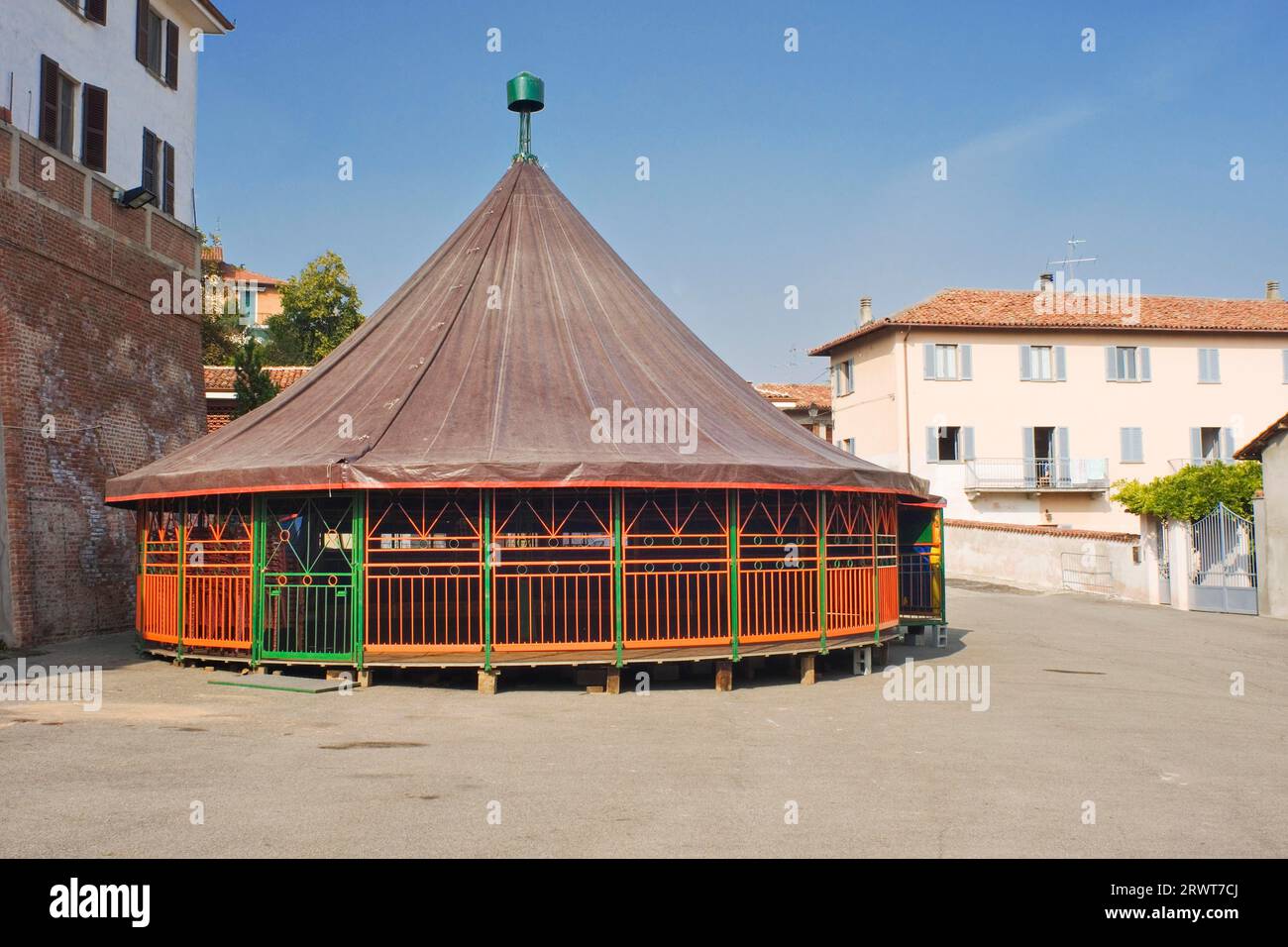 Ein Festzelt ist bereit für ein Volksfest am Abend, Montechiaro, Monferrato, Piemonte, Italien Stockfoto