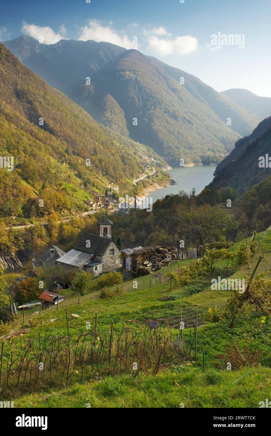 Blick über Corippo zum Lago di Vogorno, Val Verzasca, Tessin, Schweiz Stockfoto